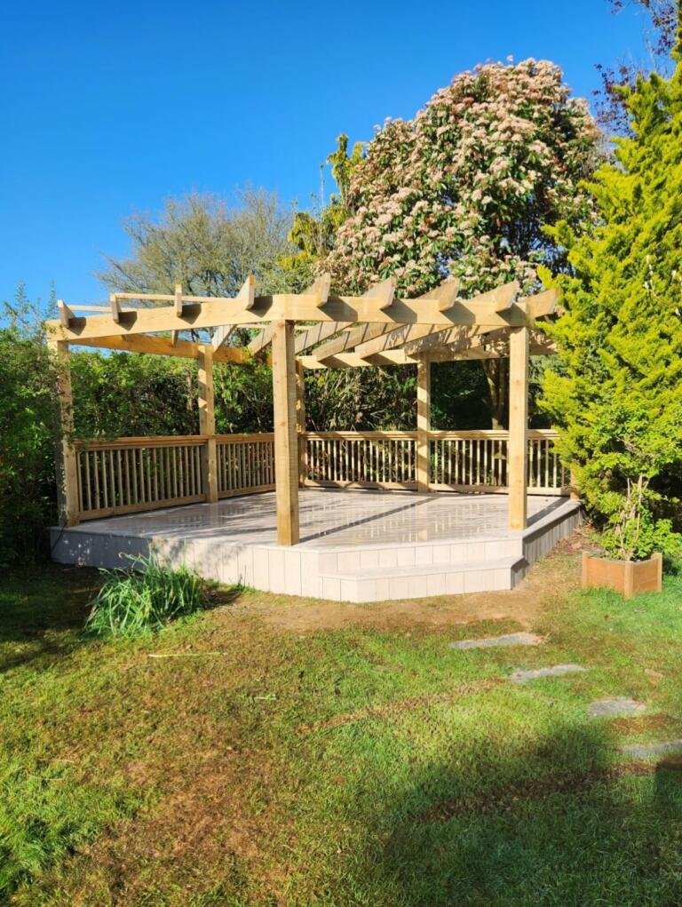 Millboard deck with Redwood pergola1
